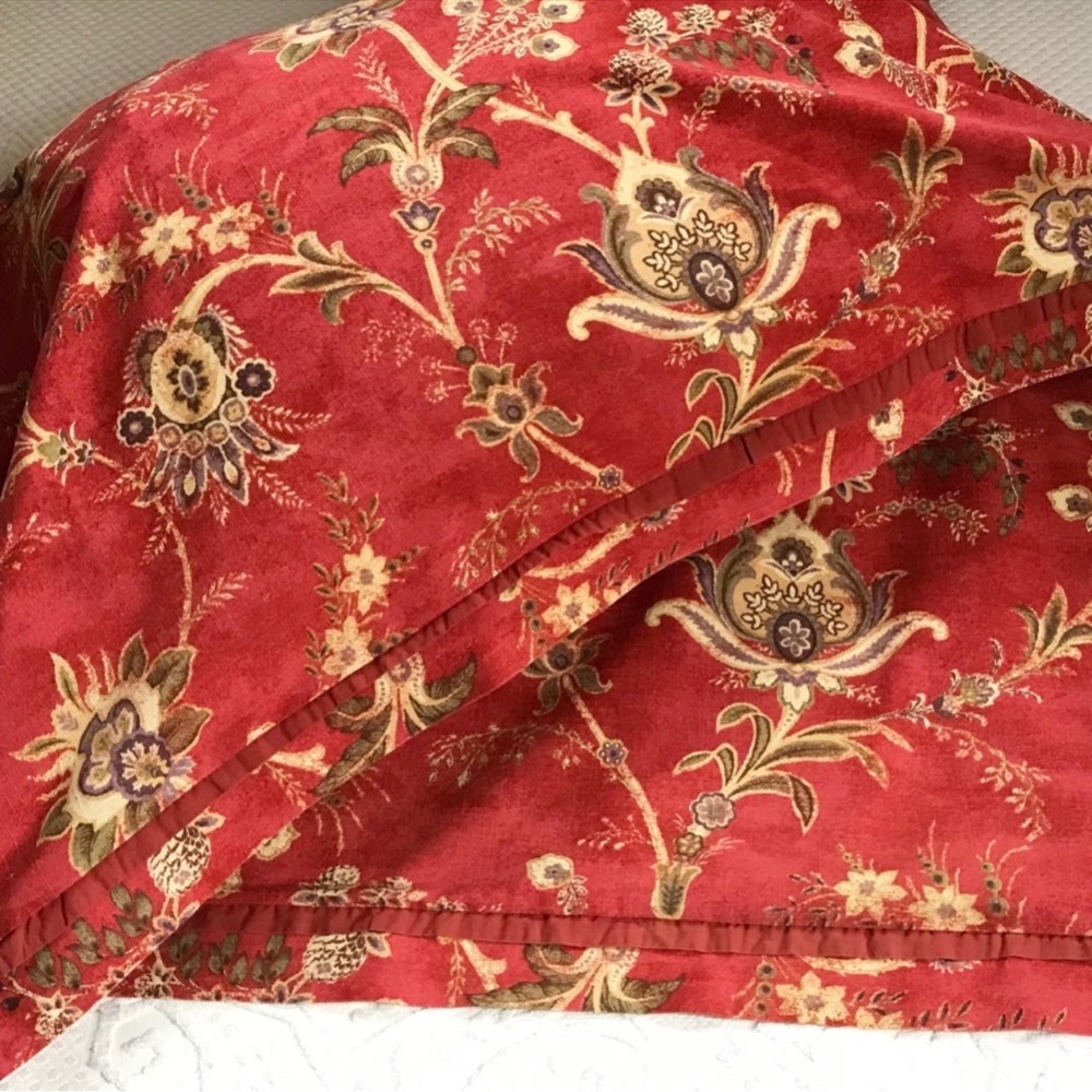 Cindy Crawford Matera Vine King Pillow Shams